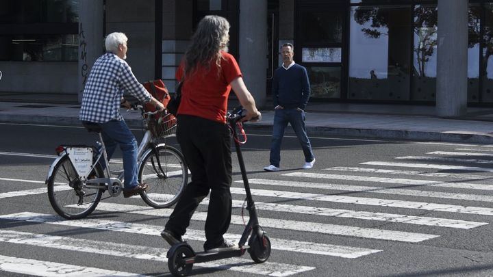 Muere el conductor de un patinete en un accidente contra un taxi en Barcelona