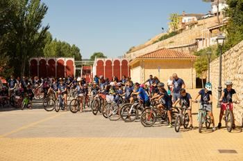 Las pedaladas solidarias de los trillanos reunieron más de 650 euros de ayuda para Caminando en el Día de la Bicicleta