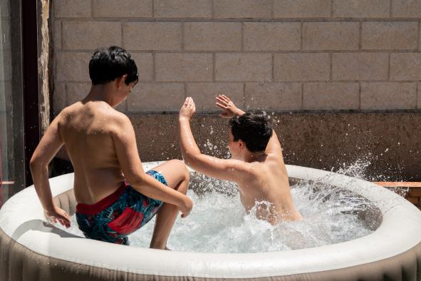 Los pediatras insisten en la necesidad de mantener una vigilancia permanente de los menores ante el auge de las piscinas hinchables