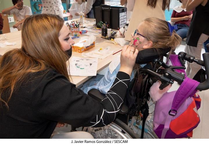 Estudiantes del Peluquería y Estética del IES Luis de Lucena llevan la alegría del carnaval al Hospital con un pintacaras en Pediatría