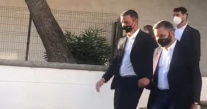 Abucheos y pitidos a Pedro Sánchez cuando salía de una iglesia en Matalascañas