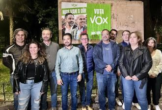 VOX inicia la campaña de las europeas con una pegada de carteles en Guadalajara