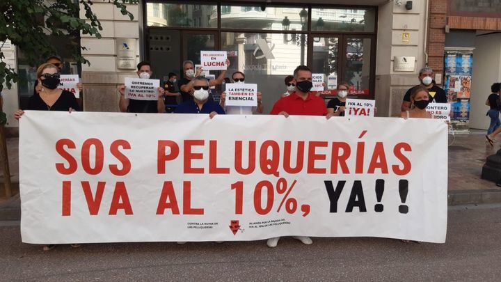 Preguntan al PSOE qué le pasa con el sector de la imagen personal tras conocerse que el Gobierno de Sánchez VETARÁ la bajada del IVA