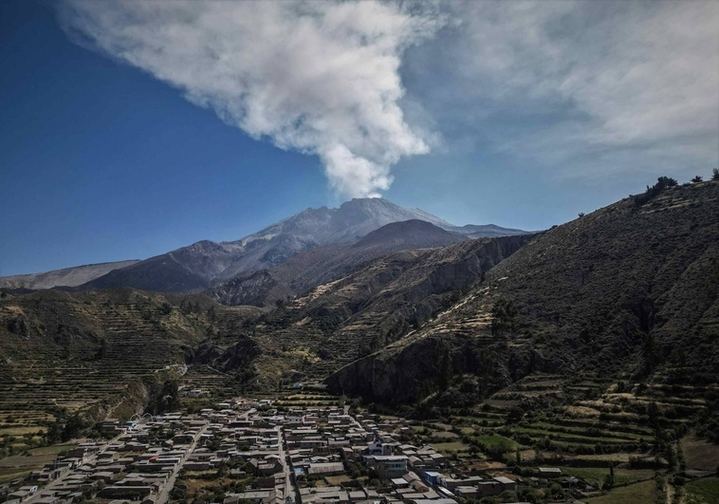 Perú declara el estado de EMERGENCIA ante la erupción del volcán Ubinas con columnas de cenizas de hasta 5 kilómetros de altura