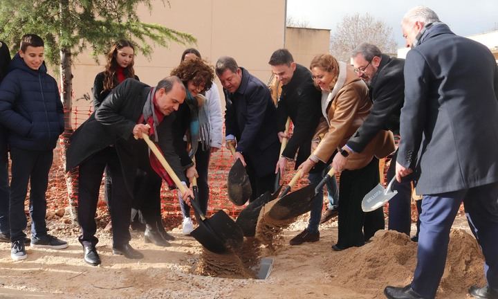Colocan la primera piedra de la ampliación del IES Ana María Matute, coincidiendo con el 20º aniversario del centro