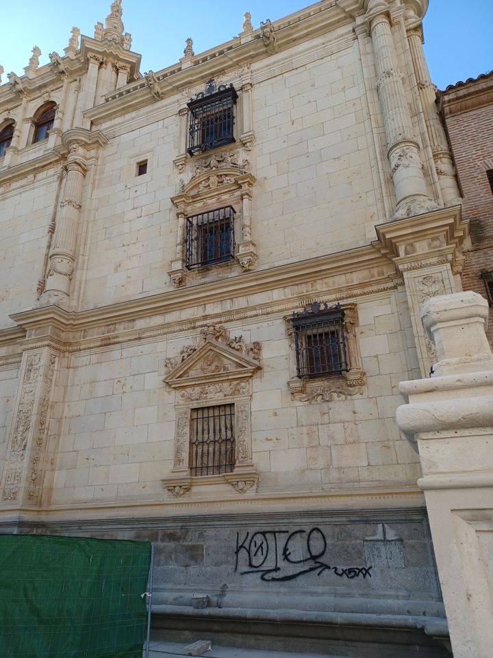 Comunicado tras la aparición de una pintada en la fachada del Colegio Mayor de San Ildefonso de la UAH 