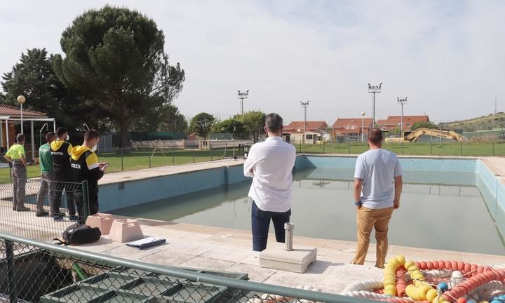 El Ayuntamiento de Cabanillas ejecuta trabajos de puesta a punto en la Piscina de Verano, de cara a su apertura estival