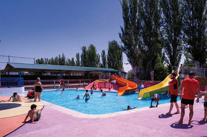 Más de 14.000 bañistas han disfrutado de la piscina de verano de Azuqueca en julio