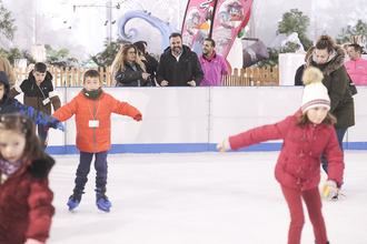 Los niños y niñas del campamento urbano de Navidad disfrutan de la pista de hielo de Azuqueca 