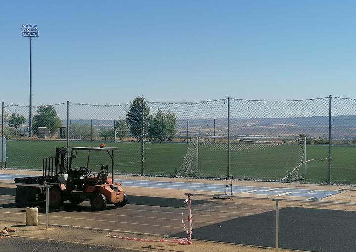 El Ayuntamiento de Villanueva de la Torre inicia el arreglo integral de las pistas de atletismo del municipio