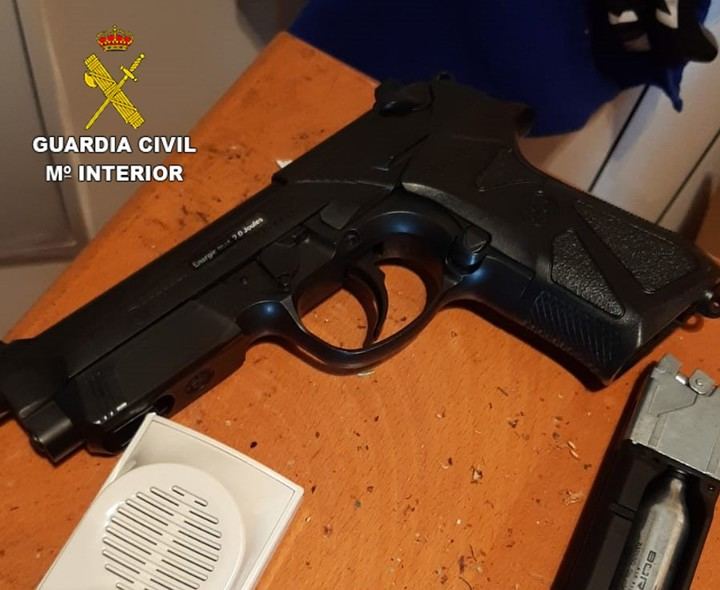 La Guardia Civil de Toledo reduce a una persona que efectuó varios disparos a la vía pública con un arma de aire comprimido