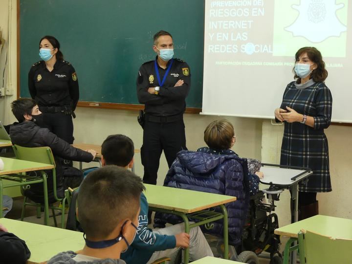 La subdelegada del Gobierno de Guadalajara destaca la importancia de formar a los menores en el uso seguro de Internet y redes sociales