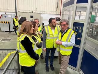 La viceconsejera de Empleo y el alcalde de Azuqueca visitan la empresa Plásticos Vanguardia