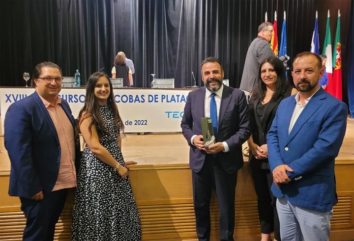 El alcalde, con el premio Escoba de Plata, acompañado por la coordinadora del Equipo de Gobierno, la concejala de Innovación Urbana y los ediles de Ciudad Sostenible y de Economía Circular. Fotografía: Ayuntamiento de Azuqueca