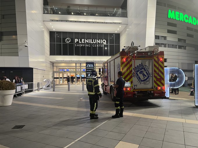 ÚLTIMA HORA : Un incendio en un restaurante obliga a desalojar el Centro Comercial Plenilunio de Madrid