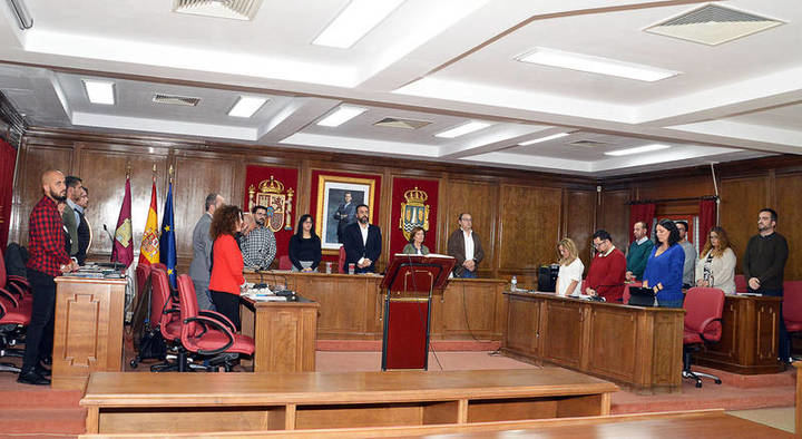 El Pleno ha guardado un minuto de silencio para condenar la violencia de género, como es habitual al inicio de cada sesión en el Ayuntamiento de Azuqueca de Henares. Fotografía: Álvaro Díaz Villamil/Ayuntamiento de Azuqueca