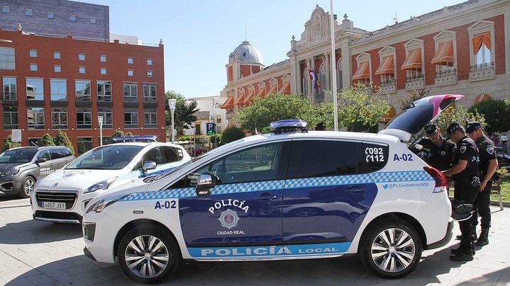 Policía y bomberos rescatan a un bebé atrapado en un coche en Ciudad Real