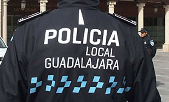La Policía Local detiene "in fraganti" en pleno centro de Guadalajara a tres delincuentes cuando estaban robando más de 11.000 euros del interior de un coche