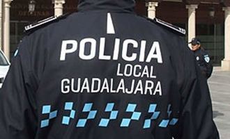 La Polic&#237;a Local detiene &#34;in fraganti&#34; en pleno centro de Guadalajara a tres delincuentes cuando estaban robando m&#225;s de 11.000 euros del interior de un coche