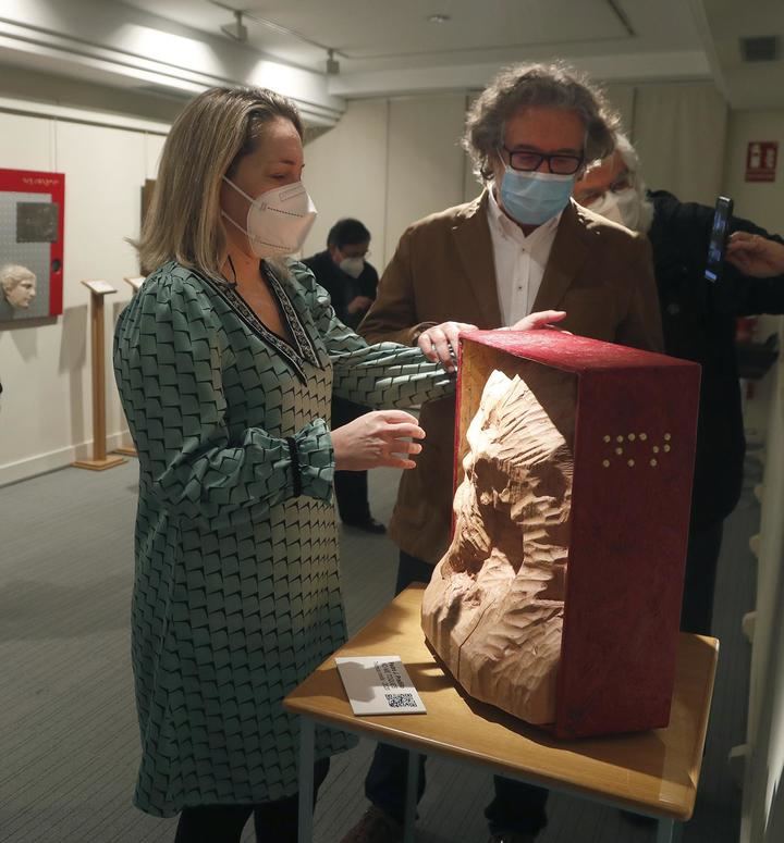 Pedro José Pradillo acerca a las manos ‘Pecados y Virtudes’, en el Museo Tiflológico de la ONCE