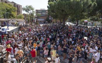 Más de 2.500 personas disfrutan del pregón infantil en la plaza de La Constitución de Azuqueca (VER PROGRAMA COMPLETO DE FERIAS)