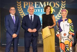 El socialista Vega consuma la foto de la vergüenza y entrega el premio de 2.500 euros a la pareja de su asesor de prensa