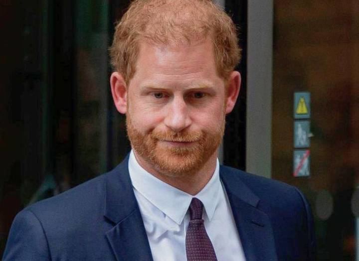 Una mujer amenaza con sacar fotos del príncipe Harrys desnudo en una 