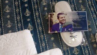 La prensa nacional denuncia el CORTIJO de Page en Castilla La Mancha : un balneario de la región reparte propaganda con el rostro de García Page en las zapatillas