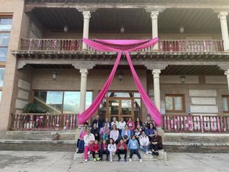 Yunquera de Henares se viste de rosa gracias a sus vecinos y a Proyecto Yunquera