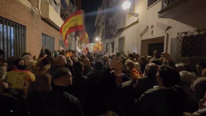 Más de dos mil personas claman en Sevilla contra la amnistía y contra la corrupción del PSOE en Andalucía : 