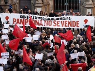 Dos socialistas renuncian a ser concejal en Pamplona a 48 horas de la moci&#243;n que dar&#225; su alcald&#237;a a Bildu