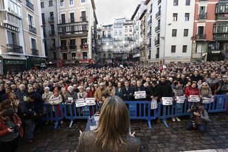 Más de 10.000 personas se concentran contra la moción de censura donde el PSOE "entregará Pamplona al fascismo abertzale"