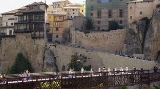 El puente de San Pablo de Cuenca se convierte en una pasarela de moda por un día