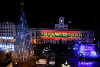 El EMOTIVO concierto de Nacho Cano en homenaje a los fallecidos en una Puerta del Sol desierta