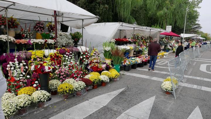 Ayer, en los puestos de flores de las inmediaciones del Cementerio de Guadalajara Foto : EDUARDO BONILLA
