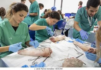 En el Hospital de Guadalajara se ense&#241;a a coser &#34;mejores puntos de sutura&#34;