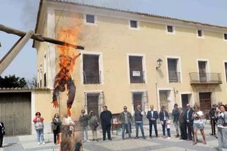 Con la Quema del Judas y entrega de trofeos, Pareja pone fin a su Semana Santa