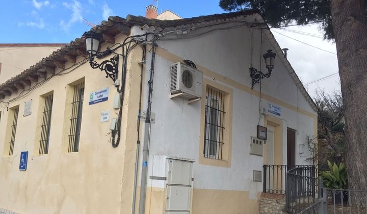 El Ayuntamiento pregunta al gobierno regional de Page por la reapertura de varios servicios importantes para Quer