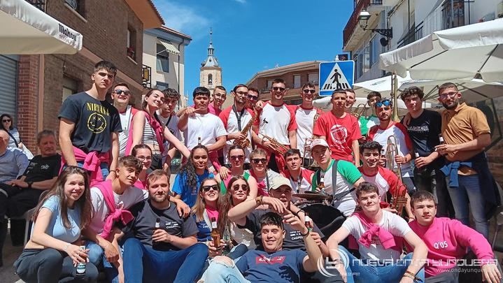 Los Quint@s del 005 cumplen la tradición en Yunquera de Henares