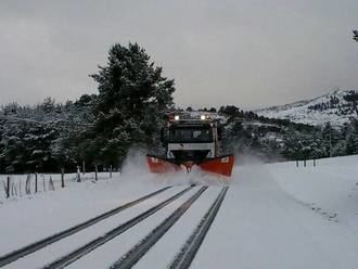 Dos autobuses con decenas de pasajeros quedan atrapados por la nieve en carreteras de Cuenca