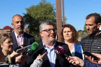 Redondo apuesta por alcanzar colaboración entre la Junta de Castilla-La Mancha y la Comunidad de Madrid para solucionar el problema de la carretera de El Casar