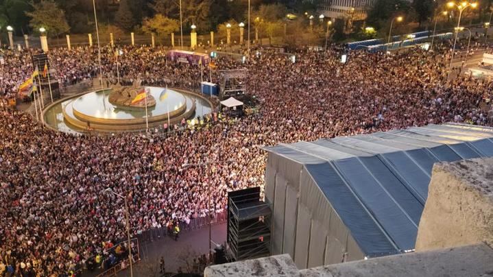 Miles de españoles celebran la Fiesta de la Resurrección en Cibeles