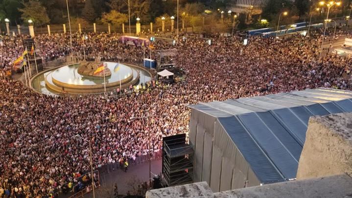Miles de españoles celebran la Fiesta de la Resurrección en Cibeles