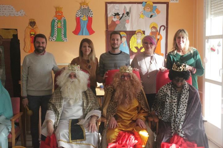 Los Reyes Magos adelantan su llegada para visitar a los ancianos del Servicio de Estancias Diurnas de Cabanillas