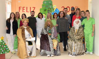 Los Reyes Magos visitaron el Centro de Mayores de Cabanillas con una gran televisi&#243;n de regalo