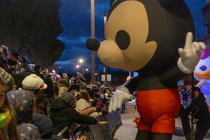 Guadalajara ABARROTA las calles para recibir a Sus Majestades los Reyes Magos de Oriente en una ESPECTACULAR Cabalgata de magia y fantasía