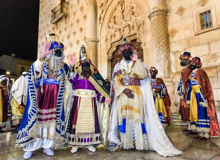 La Cabalgata de Reyes recorrió el centro de Guadalajara desplegando magia y fantasía ante una ciudad volcada...a pesar de la lluvia