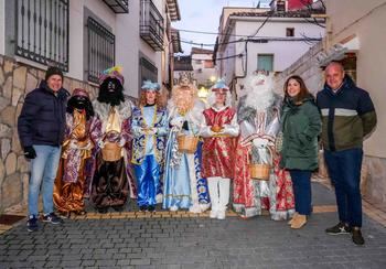 Los Reyes Magos ilusionan a niños y mayores en Pareja