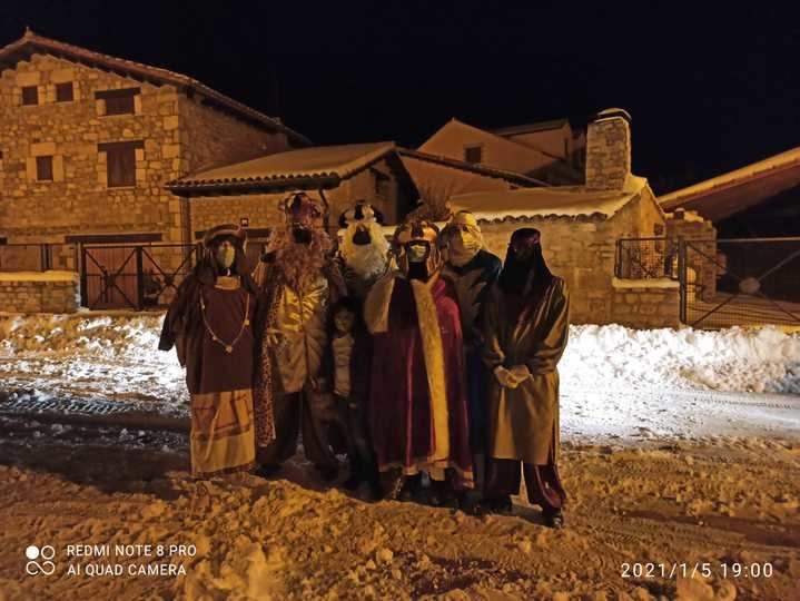 Los Reyes Magos de Oriente no se olvidaron de la España vaciada, y visitaron este martes por la noche una Orea completamente nevada