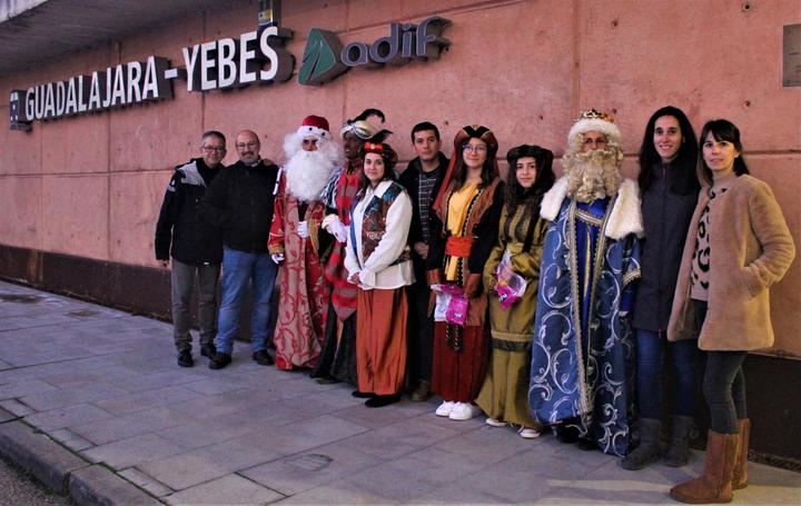 Un tren AVE trajo en apenas 23 minutos a los Reyes Magos desde Madrid para participar en la Cabalgata de Valdeluz
